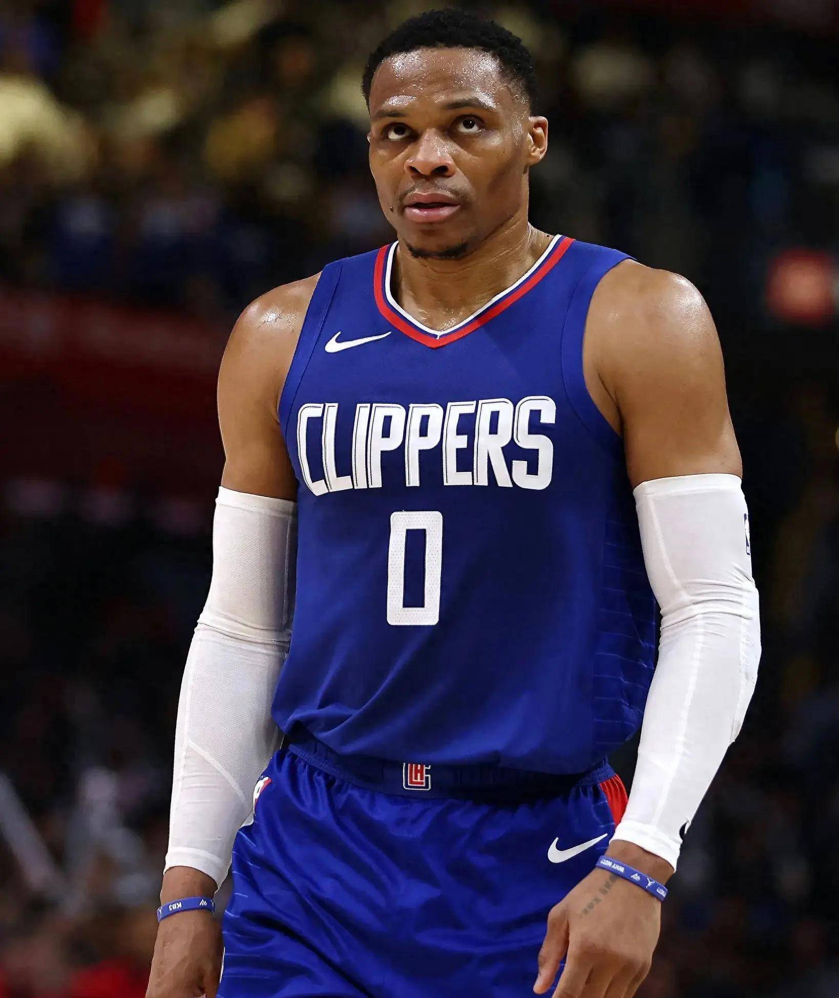 00后巅峰对决，ATP年终总决赛“辛卡决”，辛纳卫冕（00后巅峰相逢：ATP年终总决赛上演“辛卡大战”，辛纳成功卫冕）