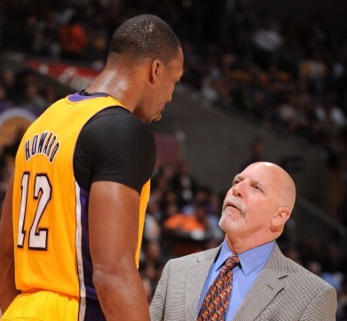 记者：弗拉霍维奇遭佛罗伦萨球迷种族歧视侮辱，导致比赛中断（记者称弗拉霍维奇遭佛罗伦萨球迷种族歧视辱骂，比赛被迫暂停）